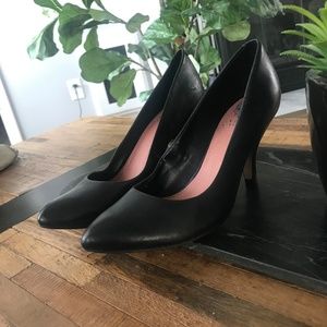 Vince Camuto Vicky Black Leather Pointed Toe Heels